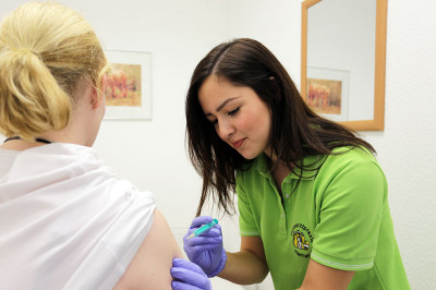 Bild 02 - Patient bekommt eine Spritze.jpg